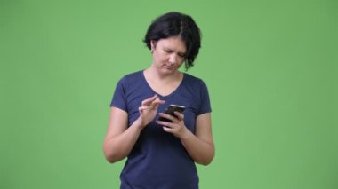 Telefonunuzun ve kısa saçlı güzel kadın