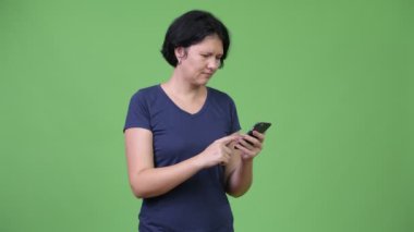 Telefonunuzun ve kısa saçlı güzel kadın