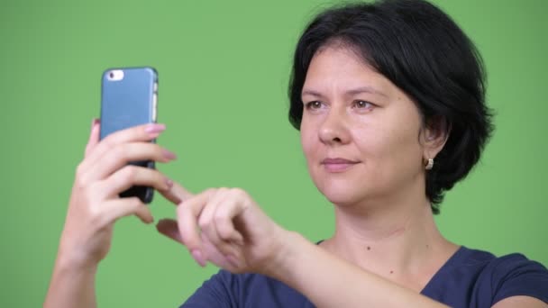 Mulher bonita com cabelo curto usando telefone — Vídeo de Stock