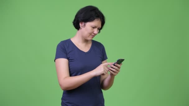 Mooie vrouw met kort haar met behulp van de telefoon — Stockvideo