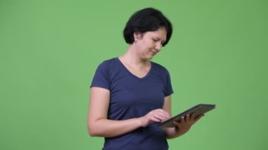 Dijital tablet kullanarak kısa saçlı güzel kadın