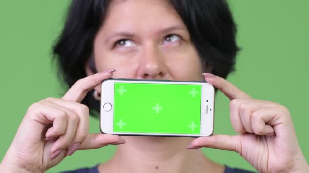 Hermosa mujer con pelo corto mostrando el teléfono — Vídeo de stock