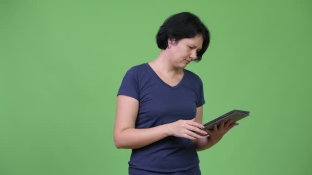 Mooie vrouw met kort haar met behulp van digitale tablet — Stockvideo