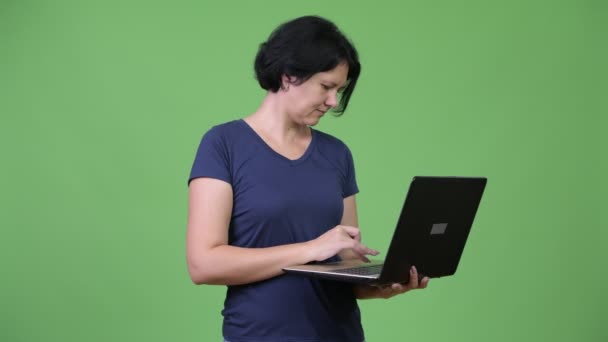 Mooie vrouw met kort haar met behulp van laptop — Stockvideo