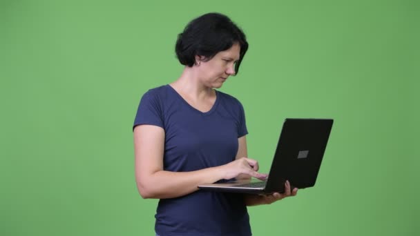 Красива жінка з коротким волоссям за допомогою ноутбука — стокове відео