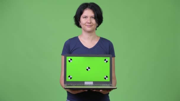 Beautiful woman with short hair showing laptop — Stock Video