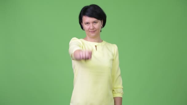 Vacker affärskvinna med kort hår pekar på kamera — Stockvideo