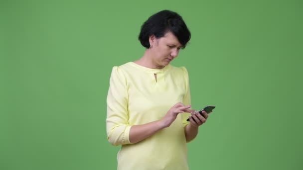 Schöne Geschäftsfrau mit kurzen Haaren mit Telefon — Stockvideo