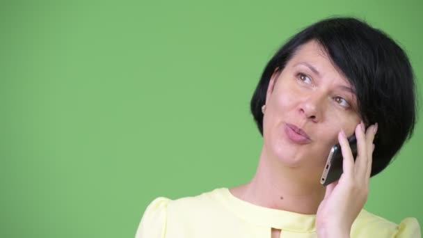 Hermosa mujer de negocios con el pelo corto usando el teléfono — Vídeos de Stock