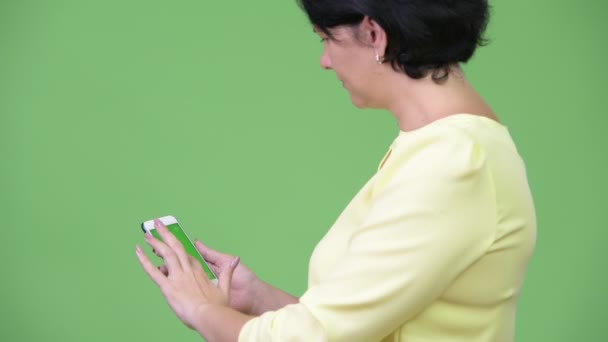 Hermosa mujer de negocios con el pelo corto usando el teléfono — Vídeo de stock