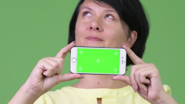 Krásná obchodnice s krátkými vlasy ukazující telefon — Stock video