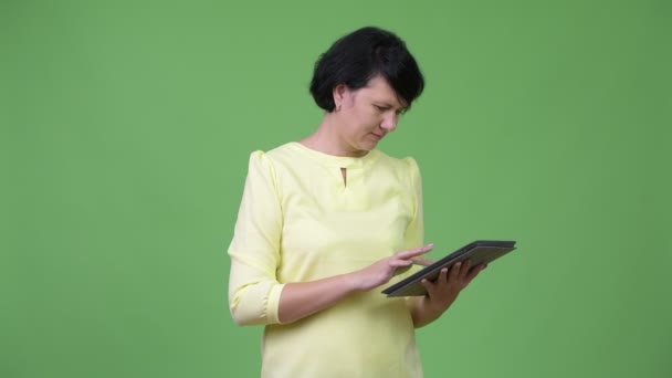 Красивая деловая женщина с короткими волосами с помощью цифрового планшета — стоковое видео