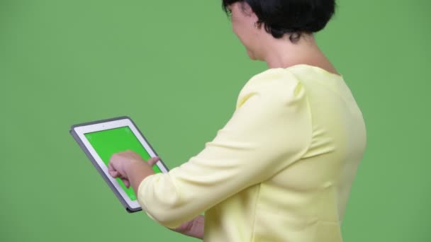 Hermosa mujer de negocios con cabello corto usando tableta digital — Vídeos de Stock