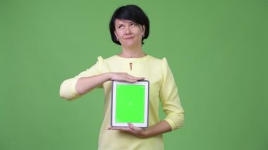 Dijital tablet gösterilen kısa saçlı güzel iş kadını