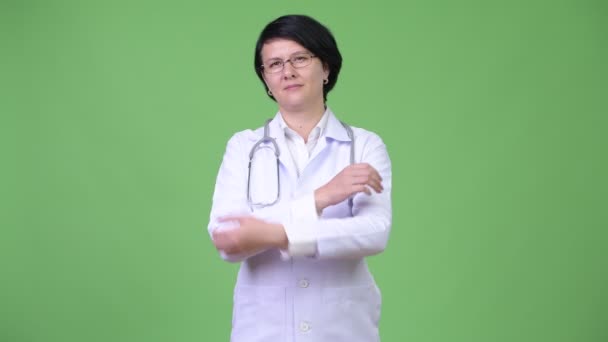 Beautiful woman doctor with short hair crossing arms — Stock Video