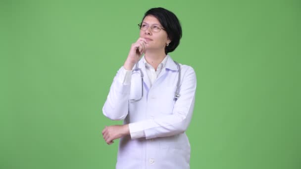 Красивая женщина-врач с короткими волосами думает — стоковое видео