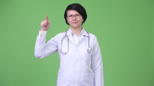 Yukarı dönük kısa saçlı güzel kadın doktor — Stok video