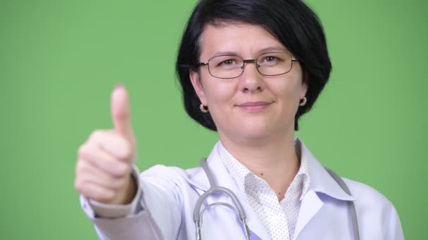 Beautiful woman doctor with short hair giving thumbs up — Stock Video