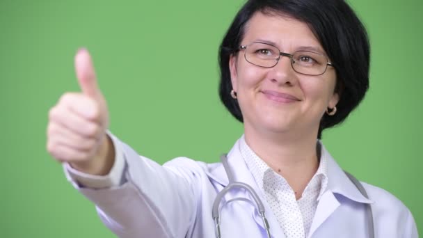 Όμορφη γυναίκα γιατρός με κοντά μαλλιά δίνοντας τους αντίχειρες — Αρχείο Βίντεο