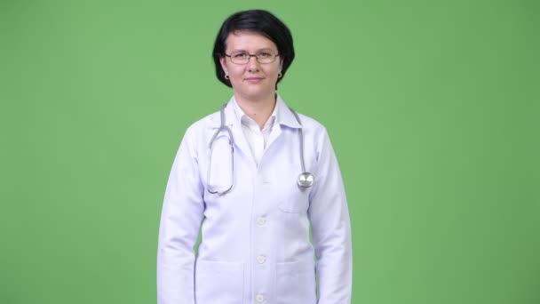 Güzel bir kadın doktor başparmak arasında seçimi ve başparmak aşağı — Stok video