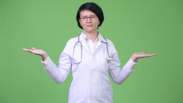 Mulher bonita médico com cabelo curto comparando — Vídeo de Stock