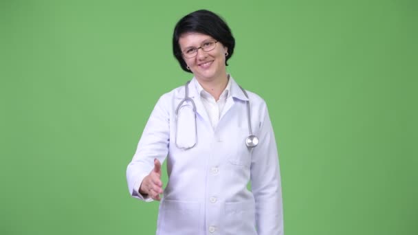 Piękna kobieta lekarz z krótkimi włosami dając uścisk dłoni — Wideo stockowe