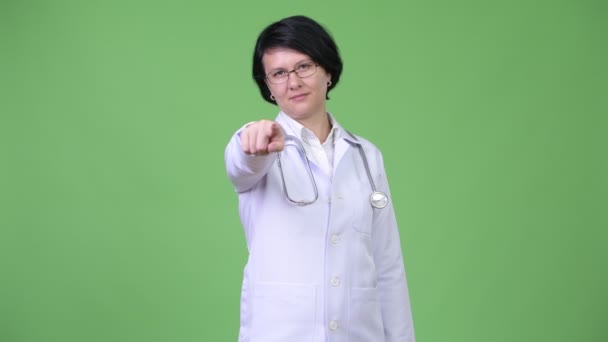 Mujer hermosa médico con el pelo corto apuntando a la cámara — Vídeos de Stock