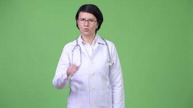 Güzel bir kadın doktor dudaklarında parmak ile