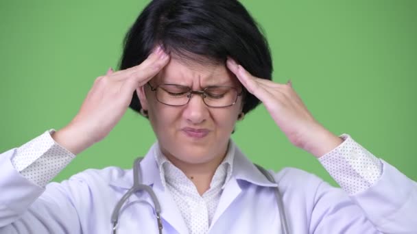 Gestresste Ärztin mit kurzen Haaren mit Kopfschmerzen — Stockvideo