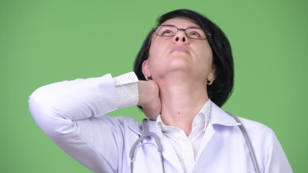 Mujer estresada doctora con pelo corto con dolor de cuello — Vídeos de Stock