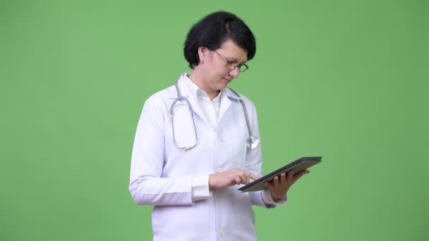 Beautiful woman doctor with short hair using digital tablet — Stock Video