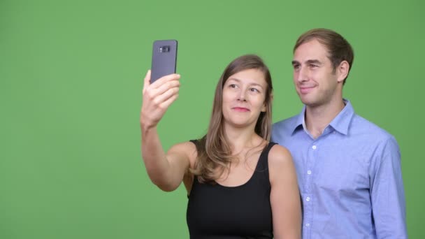Pareja joven tomando selfie juntos — Vídeo de stock