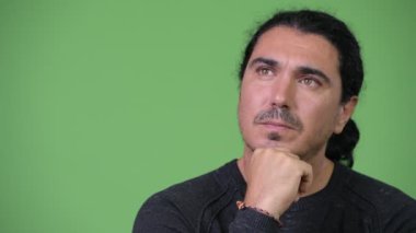 Düşünme mutlu yakışıklı adam