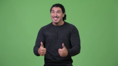 yakışıklı adam başparmak giving yukarıya