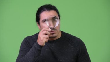 Büyüteç ile yakışıklı adam