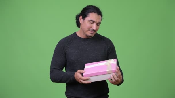 Yakışıklı adam hediye kutusu tutarak düşünme — Stok video