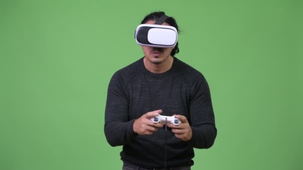 Homem bonito usando headset realidade virtual — Vídeo de Stock