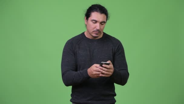 Hombre guapo pensando mientras usa el teléfono — Vídeo de stock
