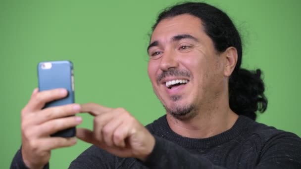 Όμορφος άντρας χαμογελώντας ενώ χρησιμοποιείτε το τηλέφωνό — Αρχείο Βίντεο