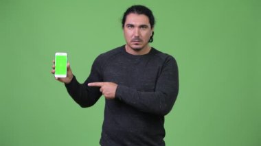 Mutlu yakışıklı adam gösteren telefon