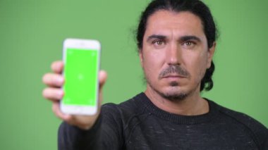 Mutlu yakışıklı adam gösteren telefon