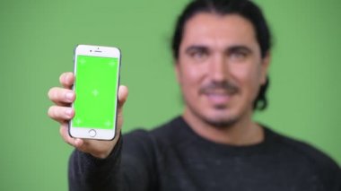 Mutlu yakışıklı adam gösteren telefon