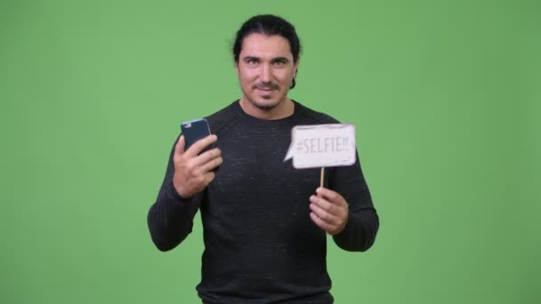 Handsome man holding phone and selfie paper sign — Stock Video