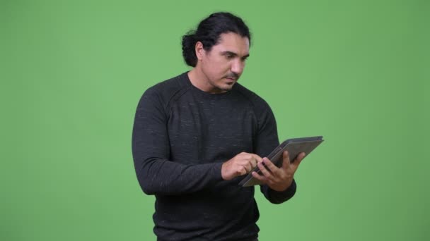 Yakışıklı adam dijital tablet kullanma — Stok video