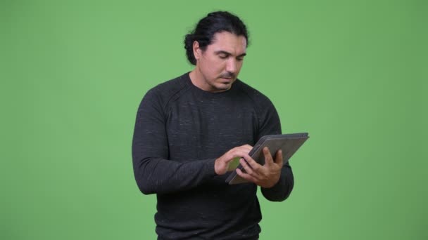 Bel homme en utilisant tablette numérique et obtenir de bonnes nouvelles — Video