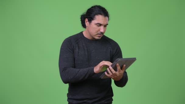 Hombre guapo usando tableta digital y recibiendo malas noticias — Vídeos de Stock