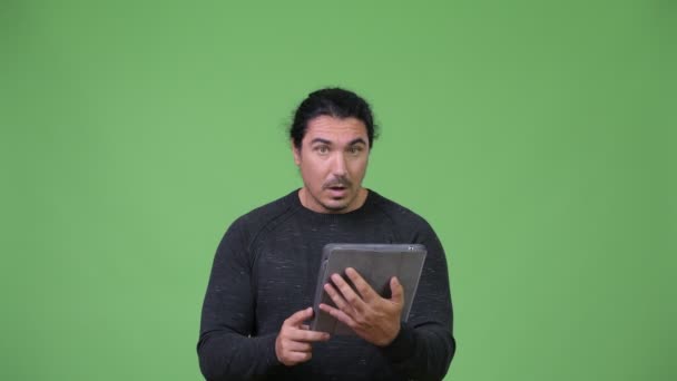 Красивий чоловік використовує цифровий планшет і виглядає шокованим — стокове відео