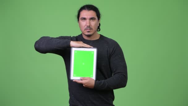 Boldog jóképű férfi találat digitális tabletta — Stock videók
