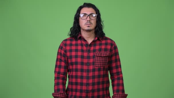 Beau hipster homme portant des lunettes — Video