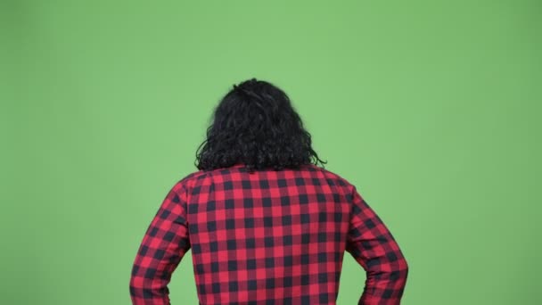 Vista posteriore di hipster uomo tifo con pugni alzati — Video Stock